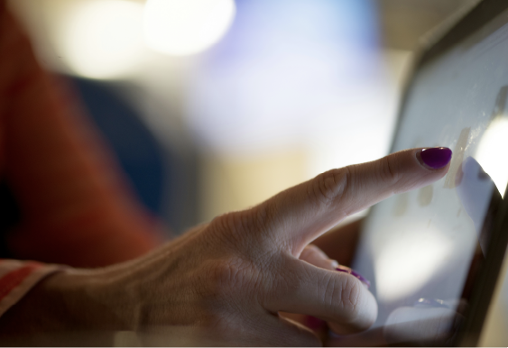 mão de um idoso a clicar num ecran