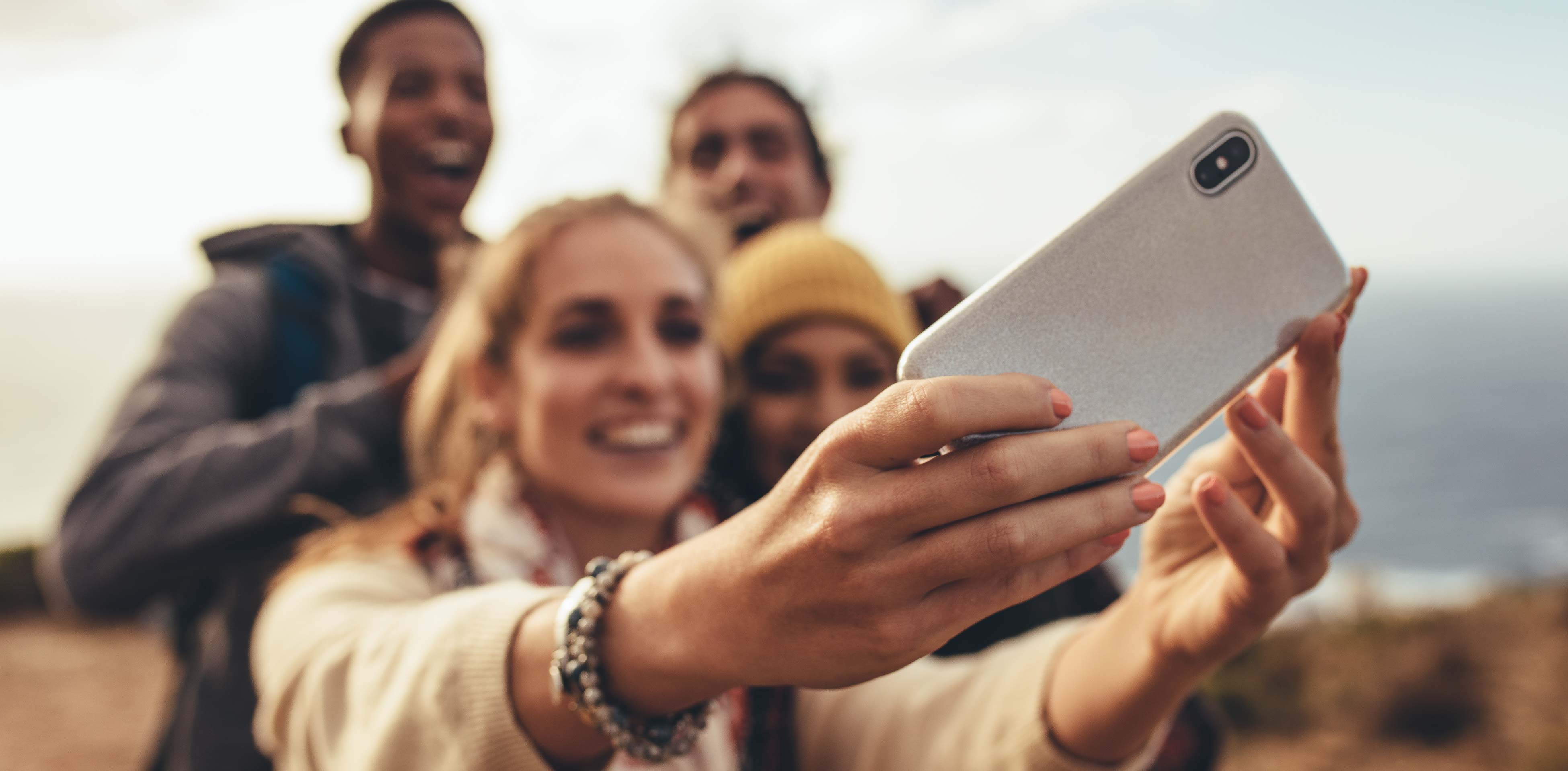 jovens no exterior a tirar uma selfie