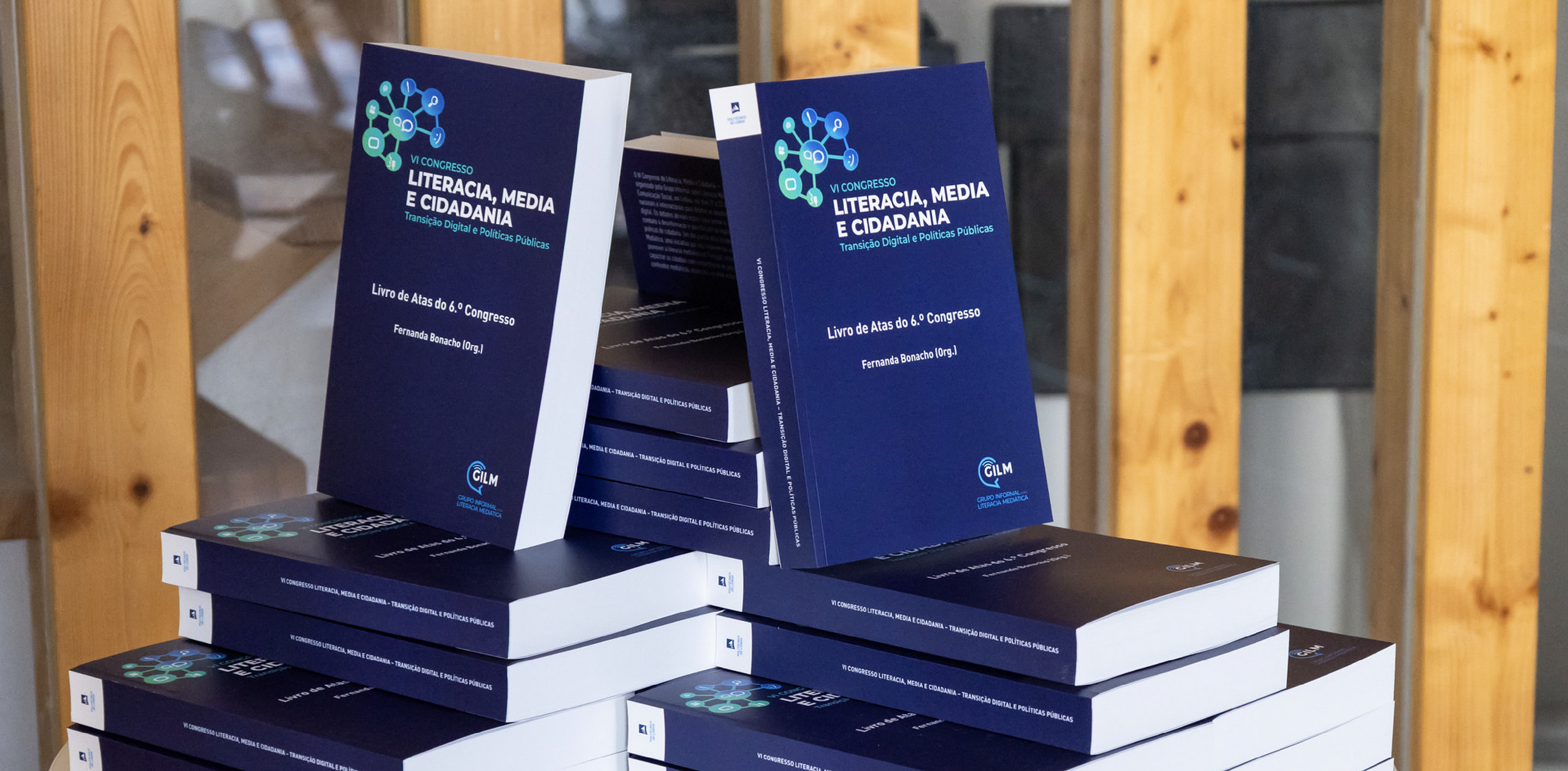 livros empilhados em cima de uma mesa