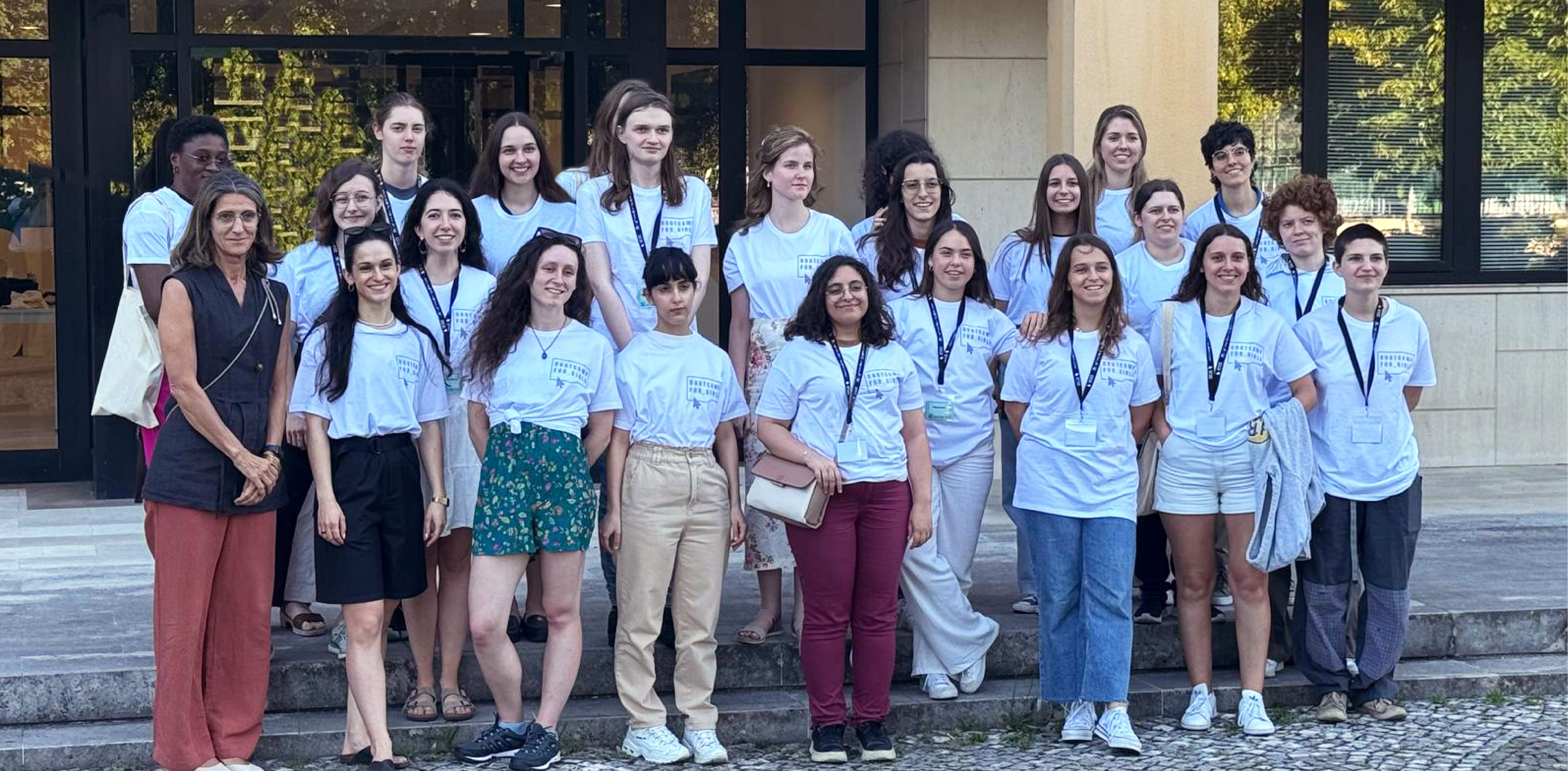 Grupo de raparigas que participou no Bootcamp for Girls em Aveiro 