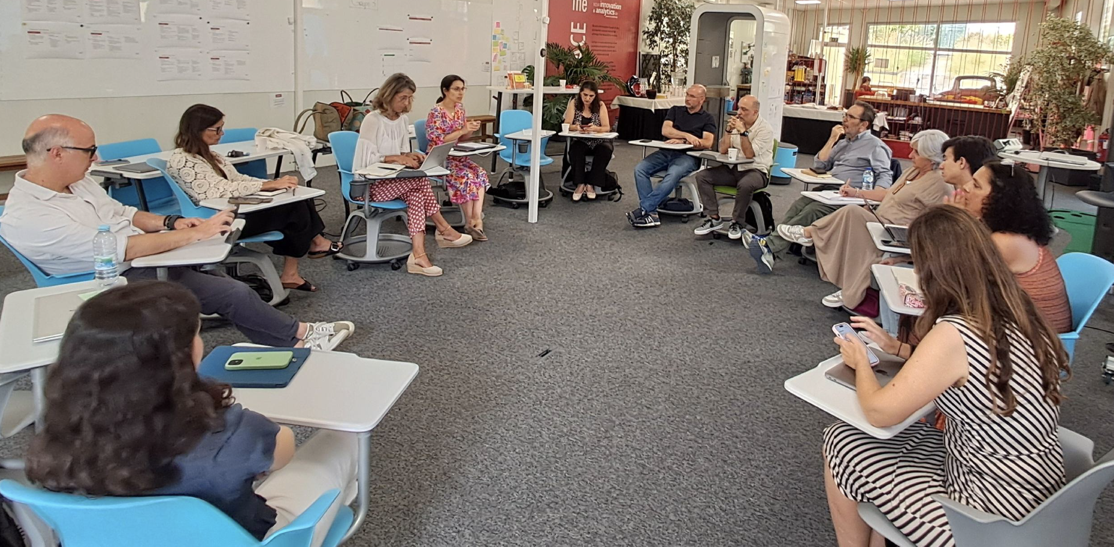 sala com um grupo de pessoas sentadas a trabalhar num workshop