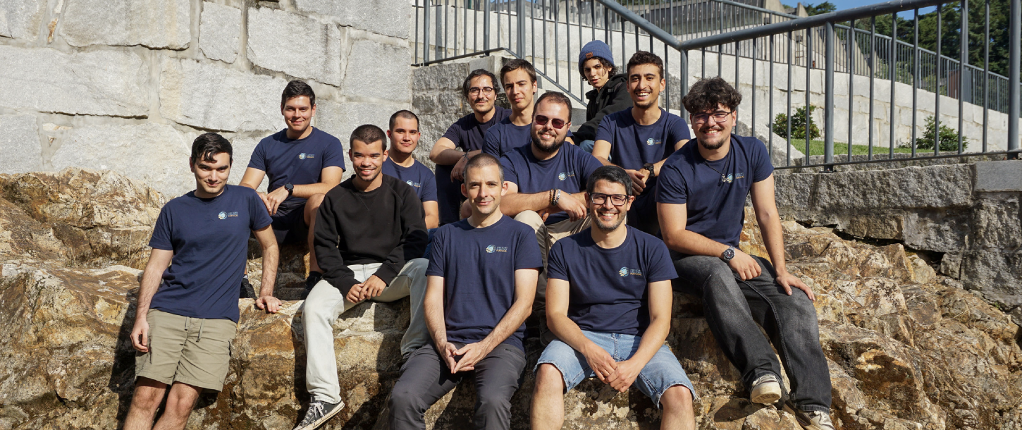 grupo de jovens sentados numa encosta