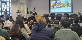 jovens numa sala de aula a ouvir adultos 