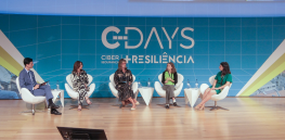painel de debate em palco na conferência C-DAYS